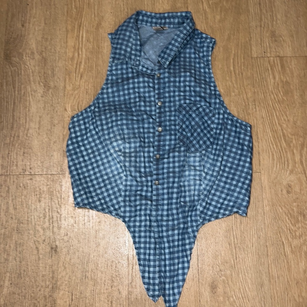 Guess blue gingham faux denim sleeveless button down top - Picture 1 of 2